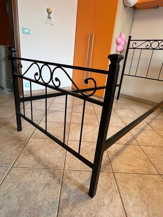 Letto singolo in ferro battuto