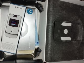 TELÉFONO MOTOROLA MOTORARZ CON CAJA Y ACCESORIOS