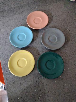 Piattini colorati da caffè