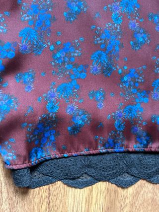 falda burdeos con estampado