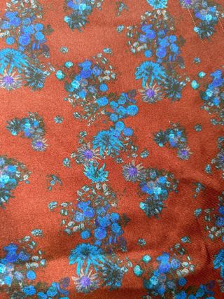 falda burdeos con estampado