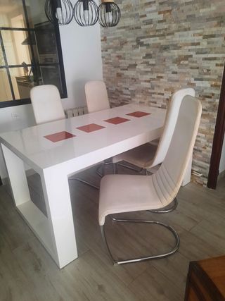 Mesa comedor y 4 sillas