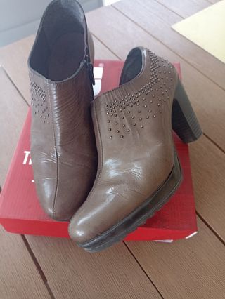 Zapatos tipo botín en piel. T. 39