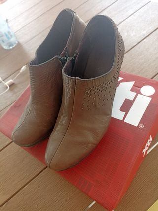Zapatos tipo botín en piel. T. 39