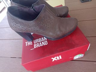 Zapatos tipo botín en piel. T. 39