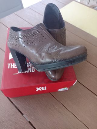 Zapatos tipo botín en piel. T. 39