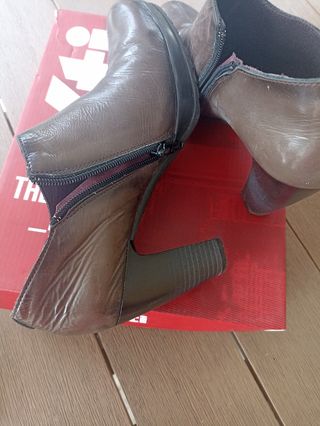 Zapatos tipo botín en piel. T. 39