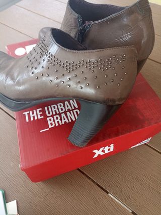 Zapatos tipo botín en piel. T. 39
