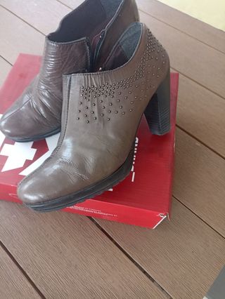 Zapatos tipo botín en piel. T. 39