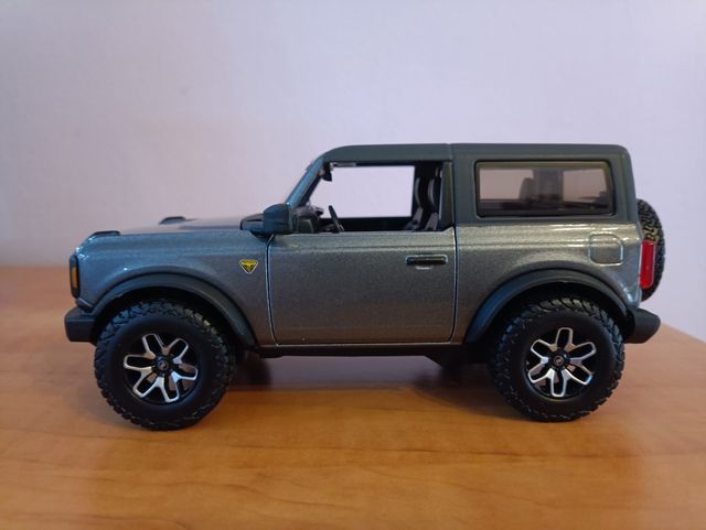 FORD BRONCO ESCALA 1:24