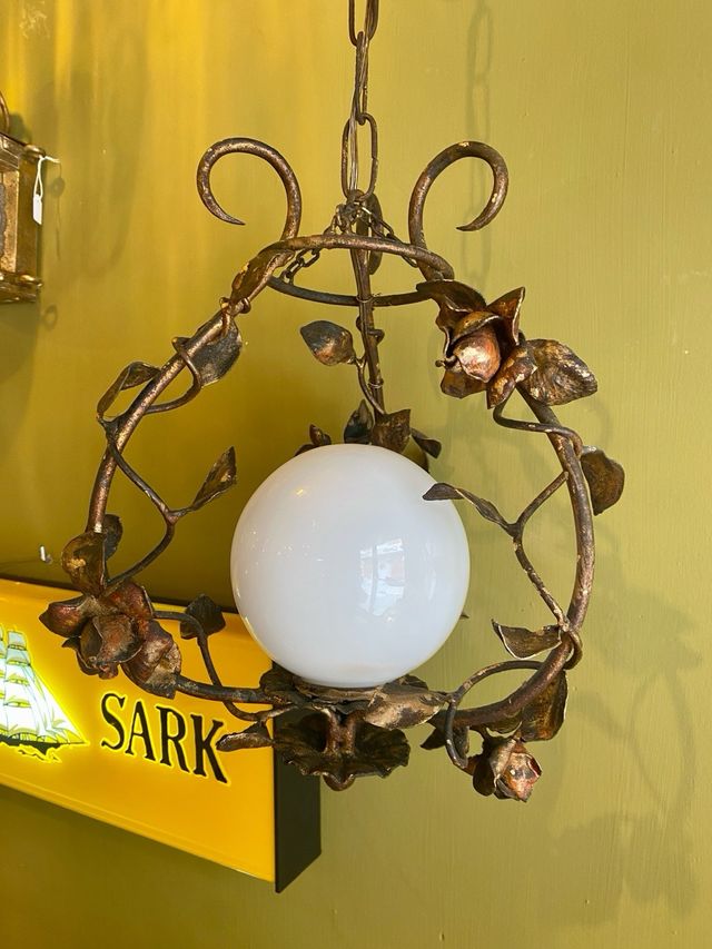 Lámpara antigua de forja hecha a mano.