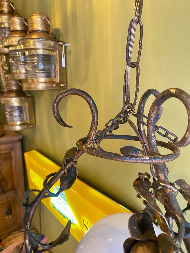 Lámpara antigua de forja hecha a mano.