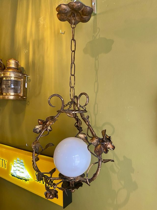 Lámpara antigua de forja hecha a mano.