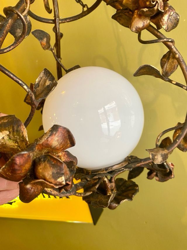 Lámpara antigua de forja hecha a mano.