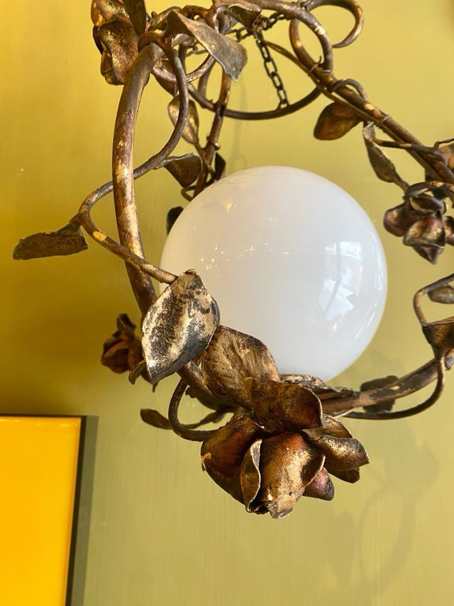 Lámpara antigua de forja hecha a mano.