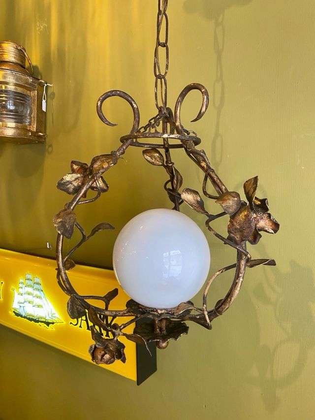 Lámpara antigua de forja hecha a mano.