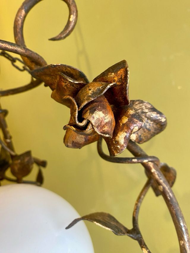 Lámpara antigua de forja hecha a mano.