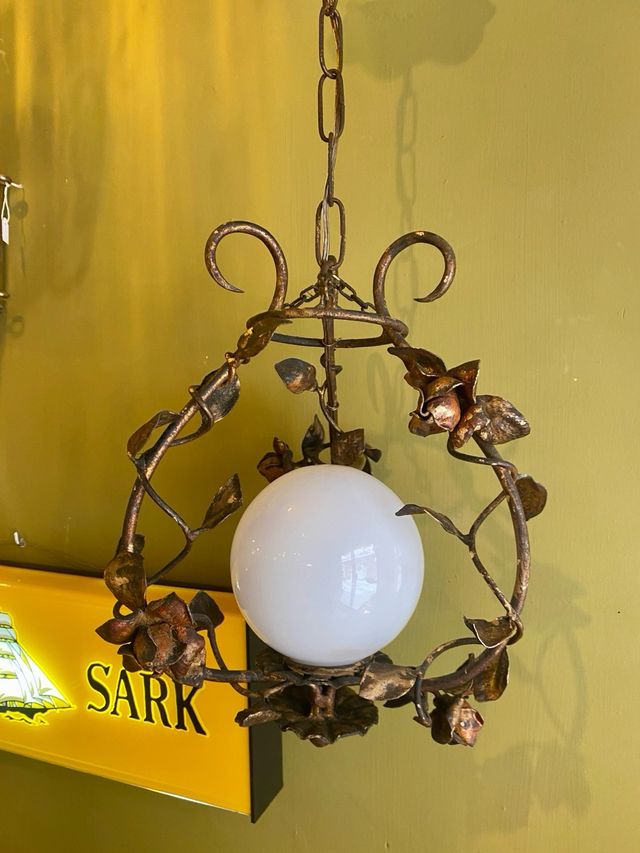 Lámpara antigua de forja hecha a mano.