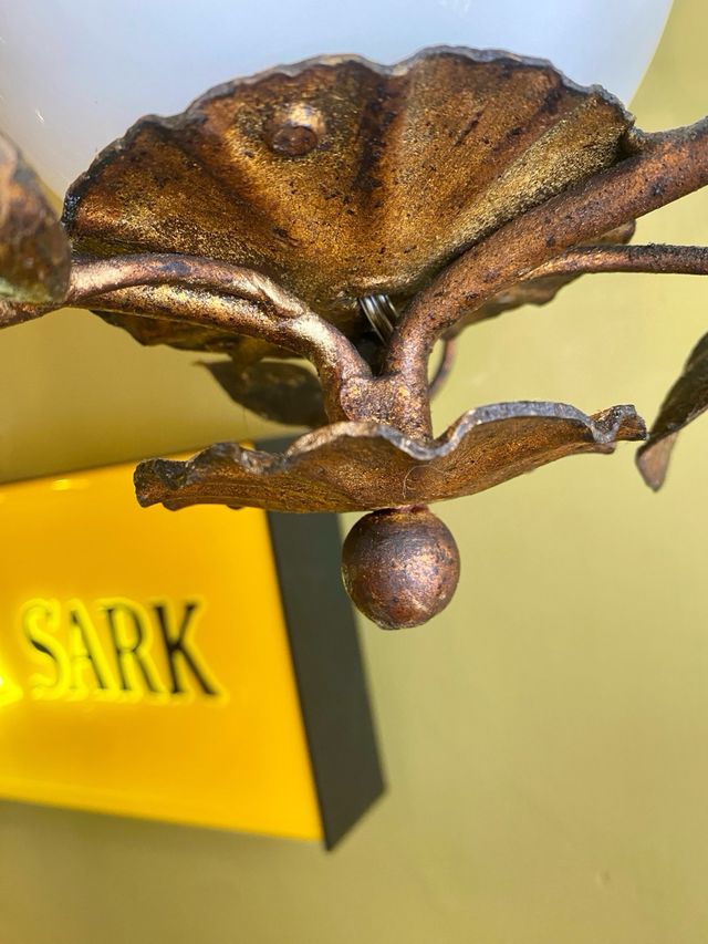 Lámpara antigua de forja hecha a mano.