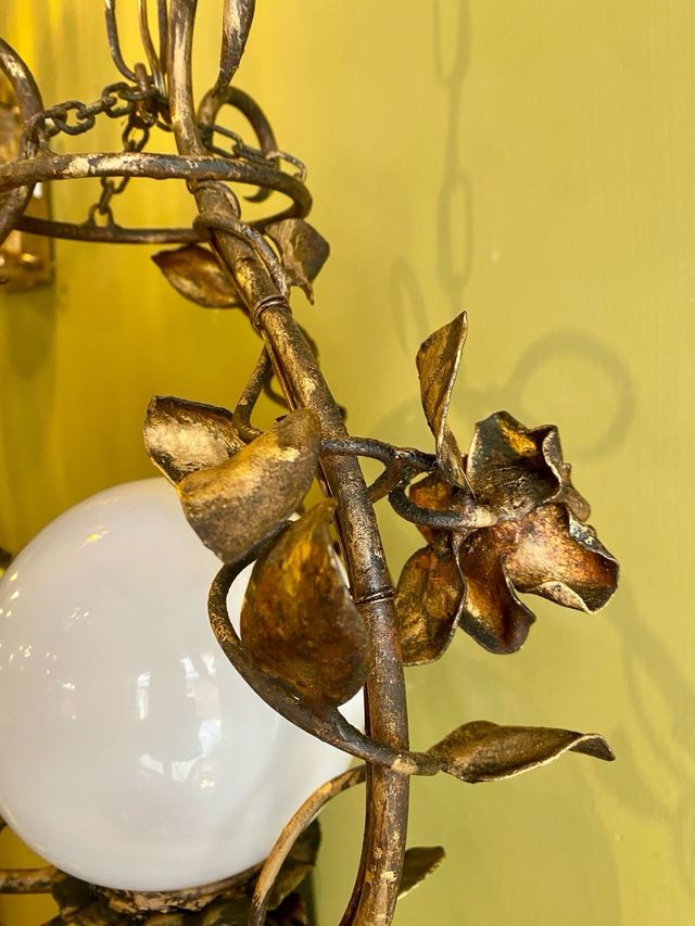 Lámpara antigua de forja hecha a mano.