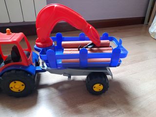 Camión remolque con troncos de juguete