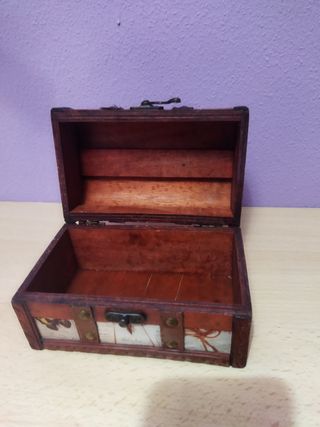Caja en forma de cofre
