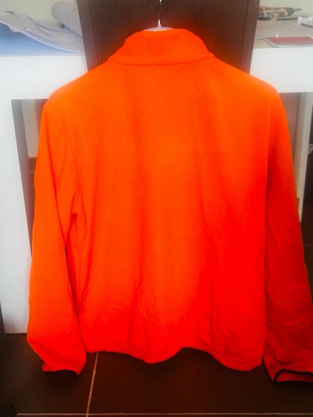 Forro polar naranja de caza