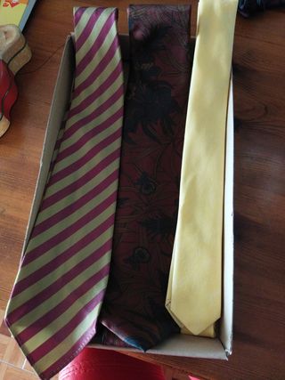 Corbatas de poliéster lisas y estampadas