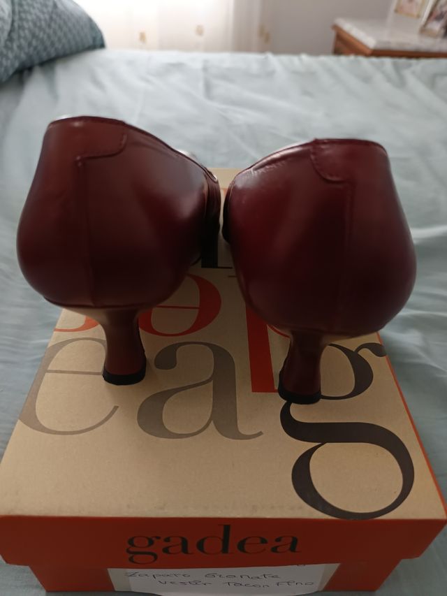 Zapatos Salón mujer Granates.