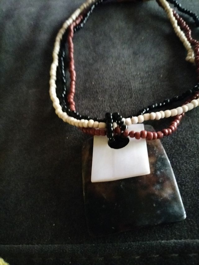 Collar étnico de abalorios y nácar nuevo