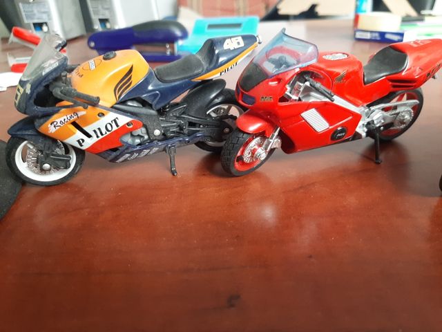 Motos