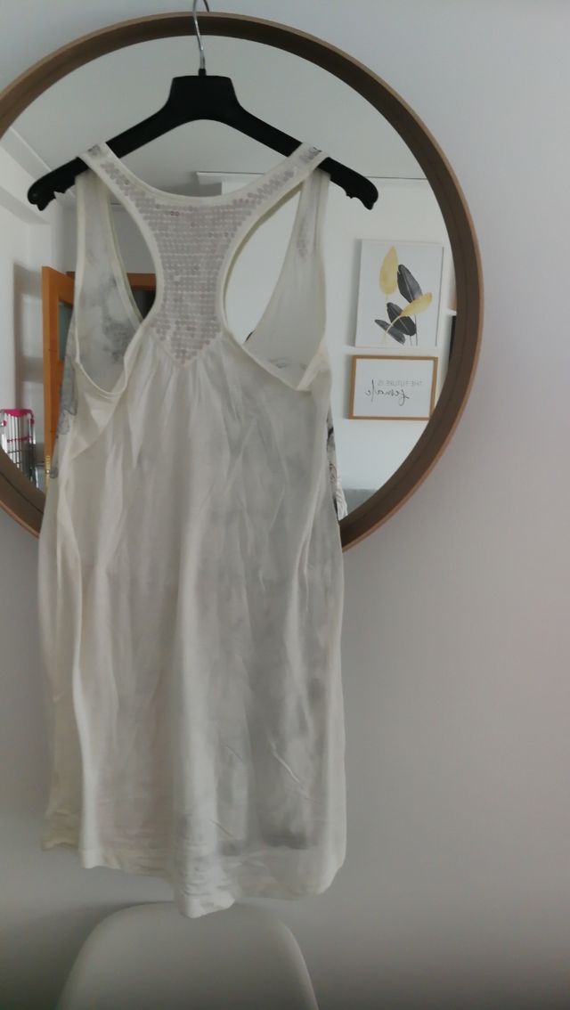 Camiseta blanca de tirantas estampada