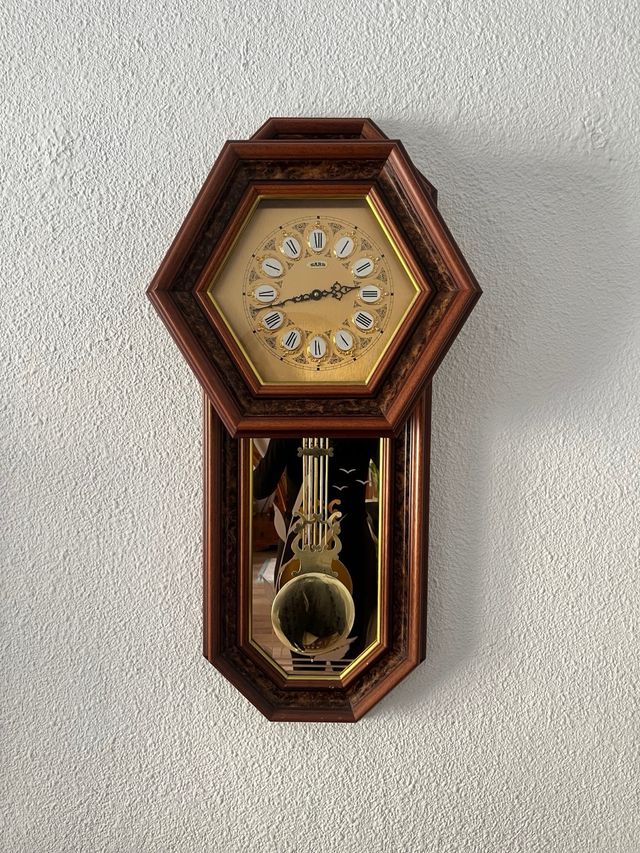 Reloj de pared de madera