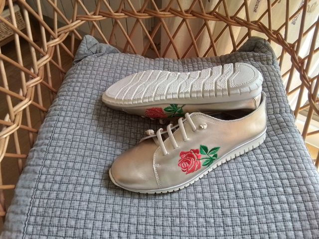 Zapatilla piel dorado con bordado, 38