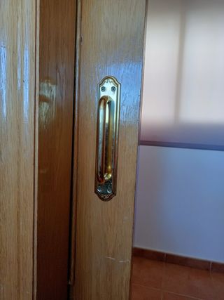 Puerta corredera de madera con cristal