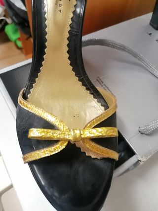 sandalia tacon negra y dorada