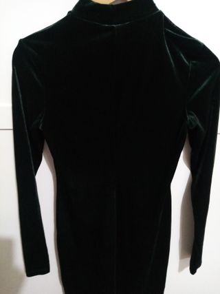 Vestido de terciopelo verde botella.
