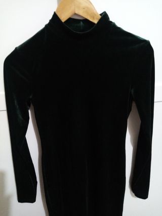 Vestido de terciopelo verde botella.