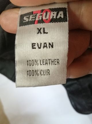 Motera cuero auténtico Segura. XL amplia. Medidas.
