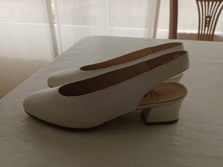 Zapato blanco piel nuevo.