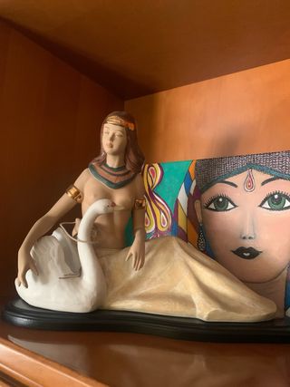 Figuras de decoración porcelana con pie de madera