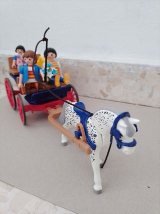 Familia Playmobil y caballo