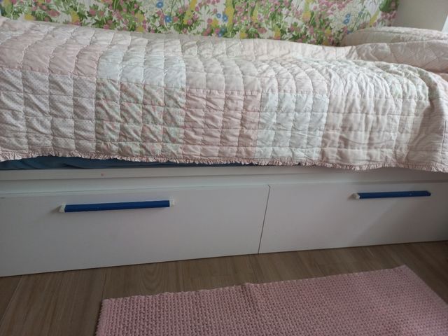 Cama blanca con cajones