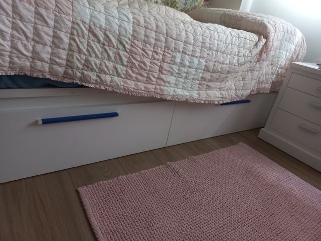 Cama blanca con cajones