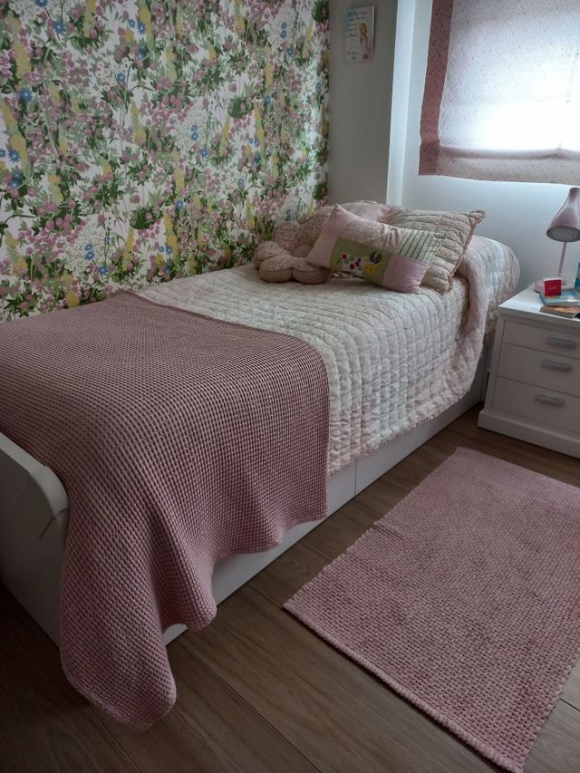 Cama blanca con cajones