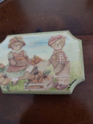 Due quadretti,uno in legno, uno in ceramica