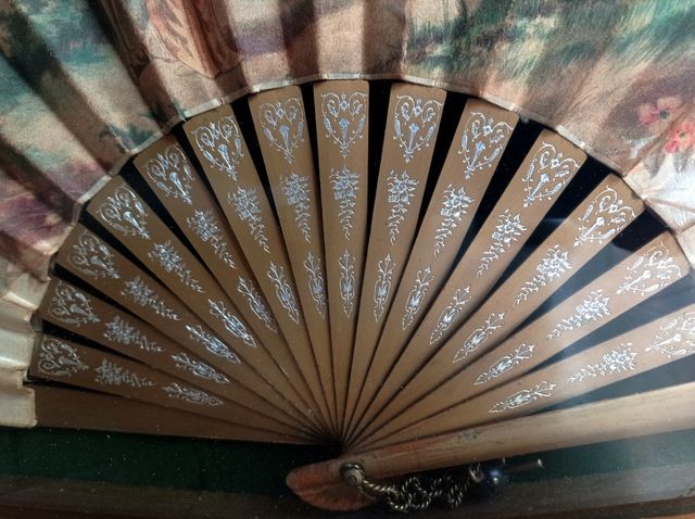 Abanico antiguo de seda y varillas madera tallada