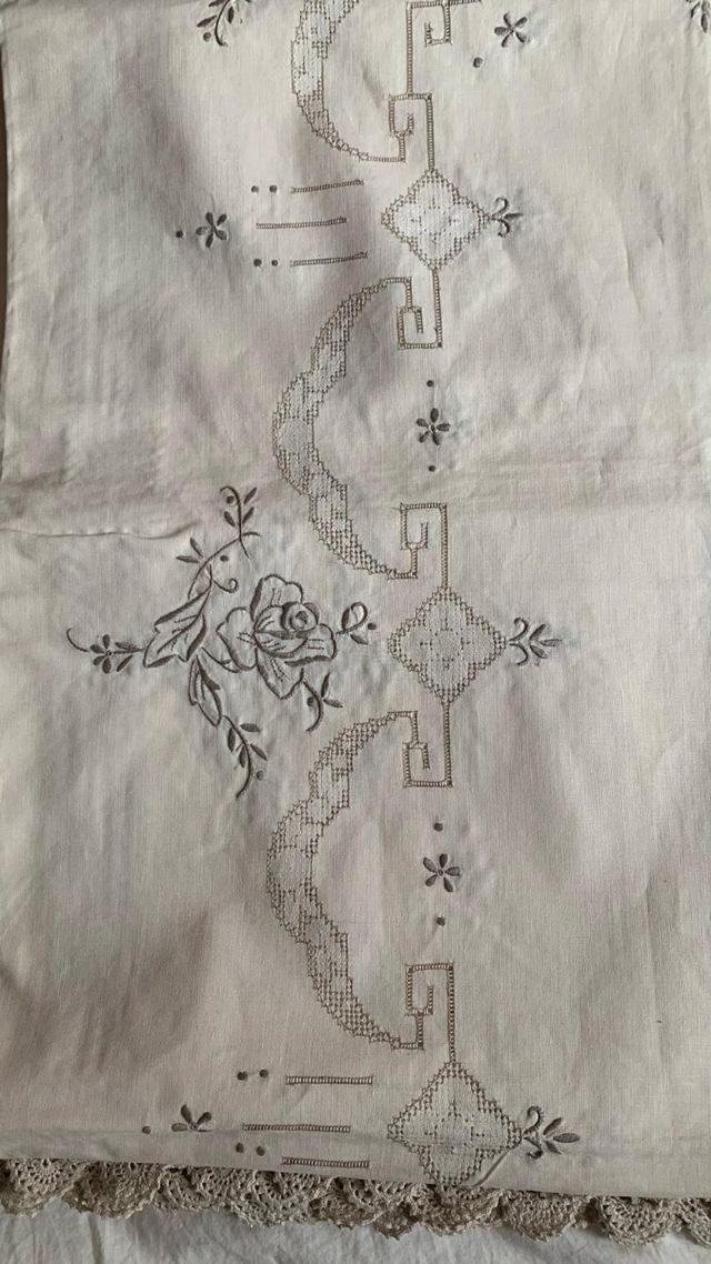 Tovaglia ricamata da 12