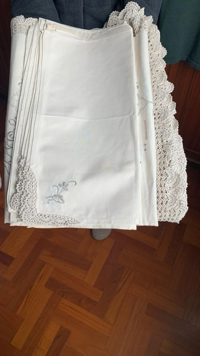 Tovaglia ricamata da 12