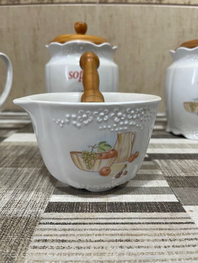 Juego de botes cocina porcelana y madera.